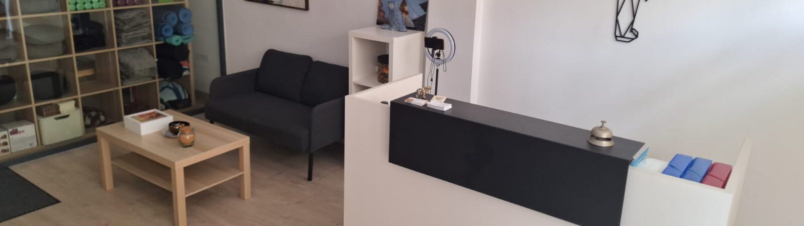 Recepción Centro Elephant Pilates Yoga Sevilla Camas